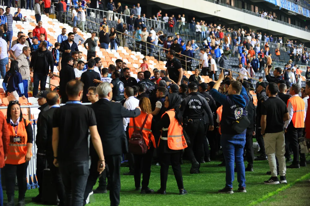 Adana Demirspor - Kayserispor maçı sonrası saha karıştı