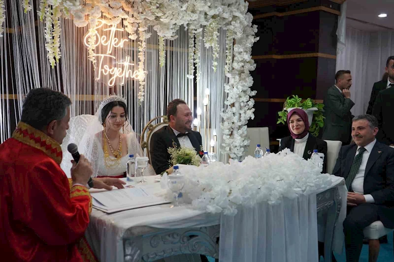 Aile ve Sosyal Hizmetler Bakanı Göktaş, Şırnak’ta Sidar çiftinin nikah şahitliğini yaptı
