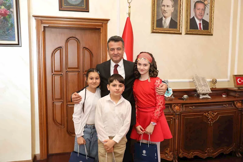 Başkan Doğan, koltuğunu çocuklara bıraktı
