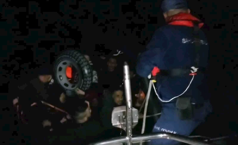 Yunanistan’ın geri ittiği can salındaki 18 düzensiz göçmen kurtarıldı
