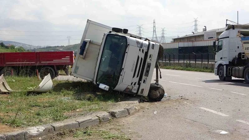Sancaktepe’de kamyona çarpmamak için manevra yapan kamyonet devrildi: 3 yaralı
