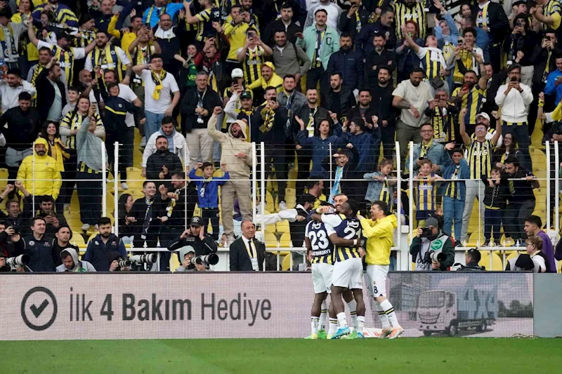 Trendyol Süper Lig: Fenerbahçe: 1 - Beşiktaş: 0 (İlk yarı)
